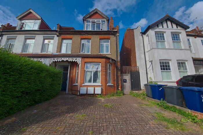 2 Bedroom Flat To Rent In Dollis Park, Finchley Central, N3