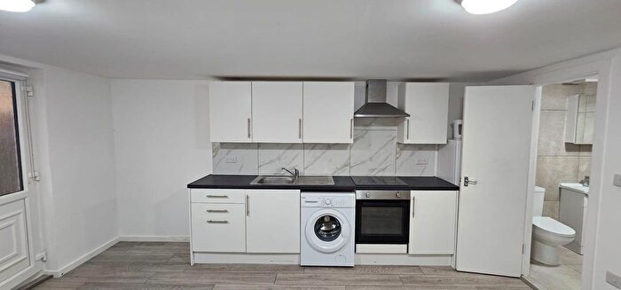 Studio To Rent In Hood Avenue, London, N14