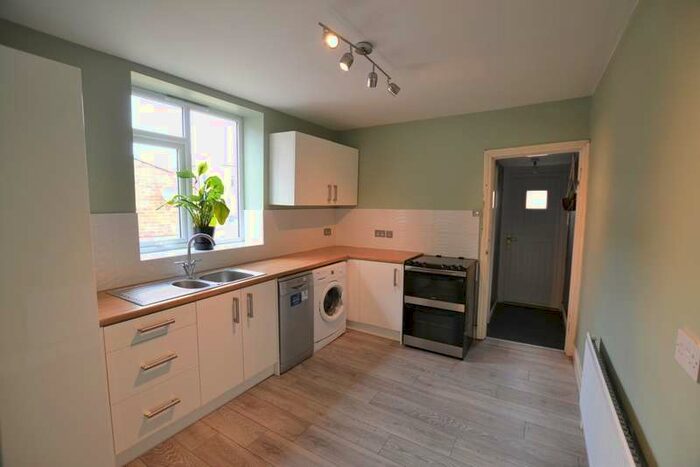 3 Bedroom Flat To Rent In Rodsley Avenue, Gateshead, Tyne And Wear, NE8