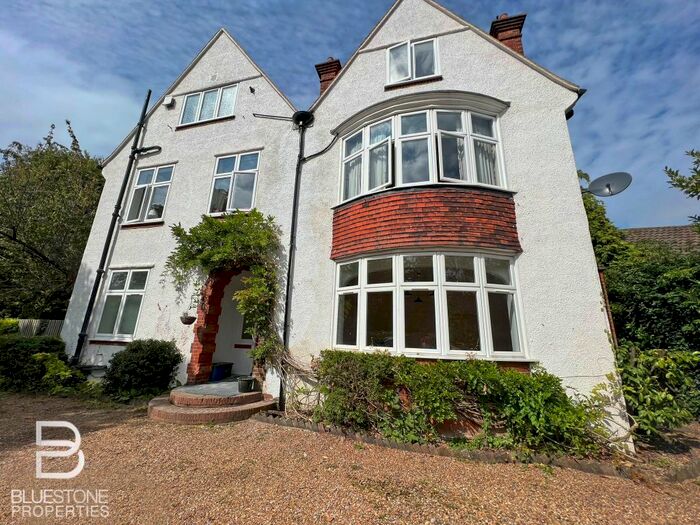 3 Bedroom Flat To Rent In Melville Avenue, South Croydon, CR2