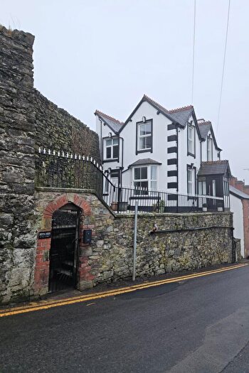 4 Bedroom Semi-Detached House For Sale In Hill Street, Llangollen, LL20