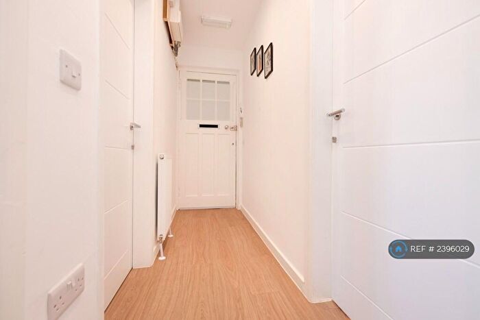 2 Bedroom Flat To Rent In Bernard Terrace, Edinbuirgh, EH8