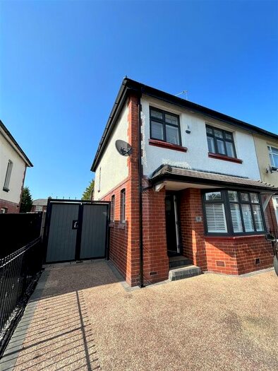 3 Bedroom Semi Detached House To Rent In Dewsnap Lane, Dukinfield, SK16
