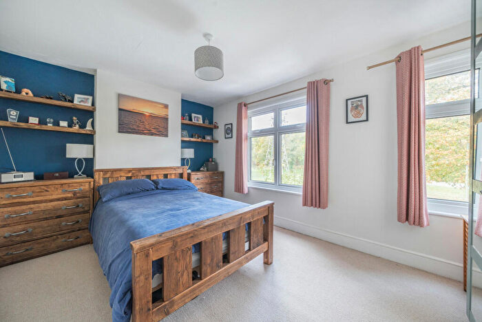 3 Bedroom Terraced House For Sale In Boundary Road, Woking, GU21