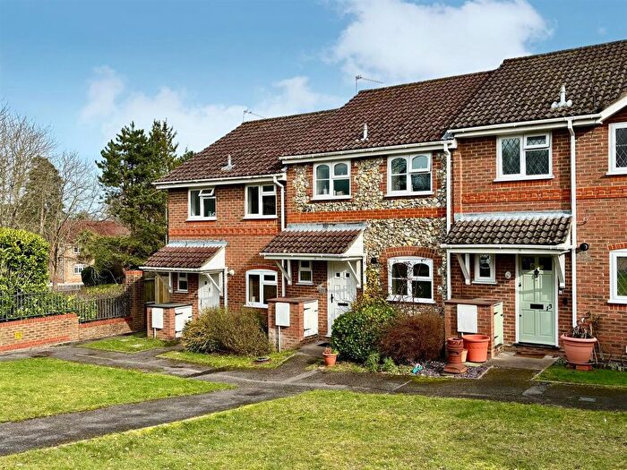 3 Bedroom Property For Sale In Alsford Close, Lightwater, GU18