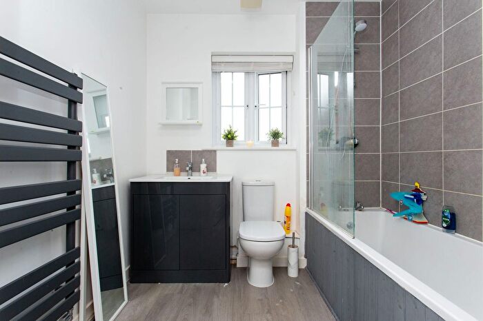 2 Bedroom Flat For Sale In Dorman Avenue North, Aylesham, CT3