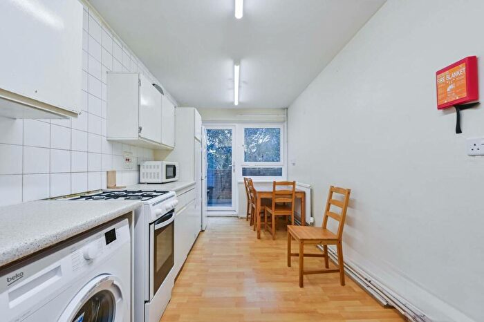 3 Bedroom Maisonette To Rent In Earlsferry Way, Islington, London, N1