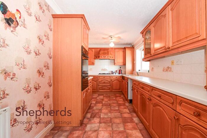 2 Bedroom Semi-Detached Bungalow For Sale In Winton Drive, Cheshunt, EN8