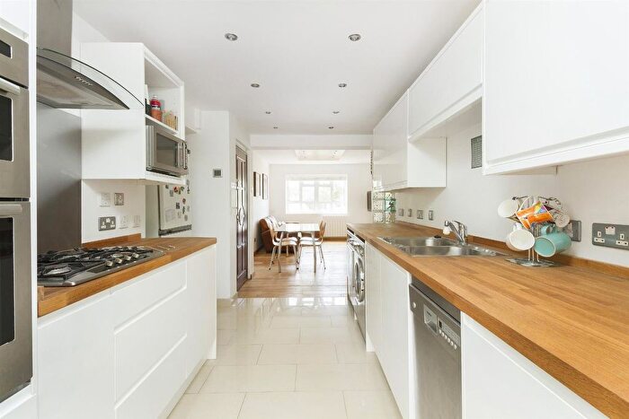 3 Bedroom Flat To Rent In Glazebrook Close, West Dulwich, SE21