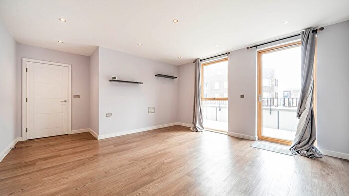 3 Bedroom Flat For Sale In Fielders Crescent, Barking, IG11