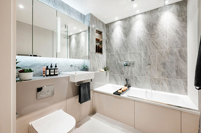 1 Bedroom Apartment For Sale In Harcourt Gardens, South Quay Plaza, E35