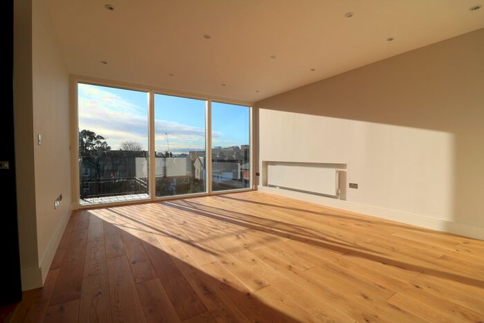 2 Bedroom Flat To Rent In Hastings Road, Ealing / London W13