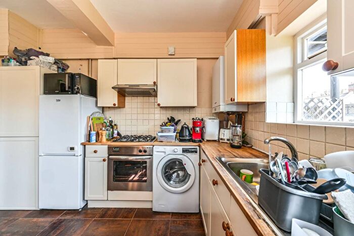 2 Bedroom Flat To Rent In Queenstown Road, Diamond Conservation Area, London, SW8