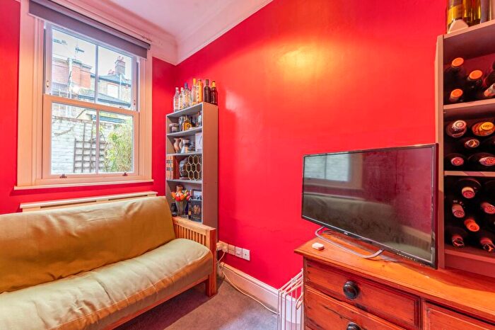3 Bedroom Flat For Sale In Lechmere Road, Willesden Green, London, NW2