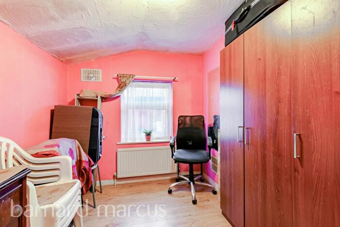 3 Bedroom End Of Terrace House For Sale In London Road, Wallington, SM6