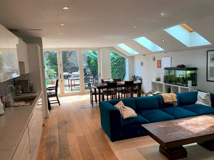 2 Bedroom Flat To Rent In New Kings Road, Fulham, London, SW6