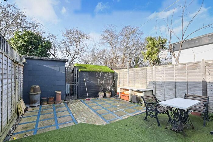 1 Bedroom Flat To Rent In De'arne Gardens, Mitcham, CR4