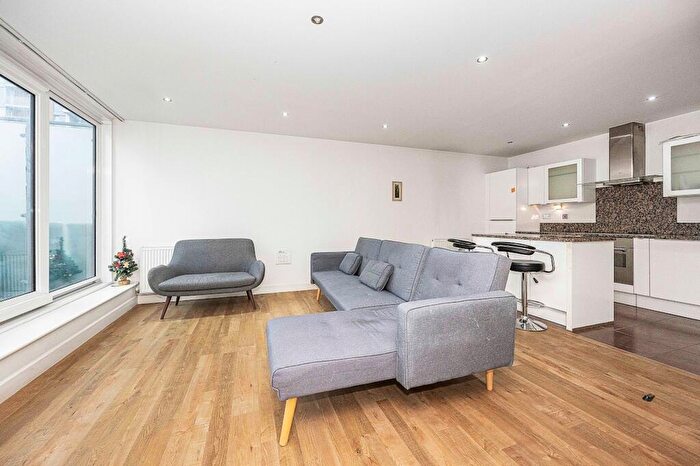 2 Bedroom Duplex To Rent In Western Gateway, Adriatic Apartments, E16