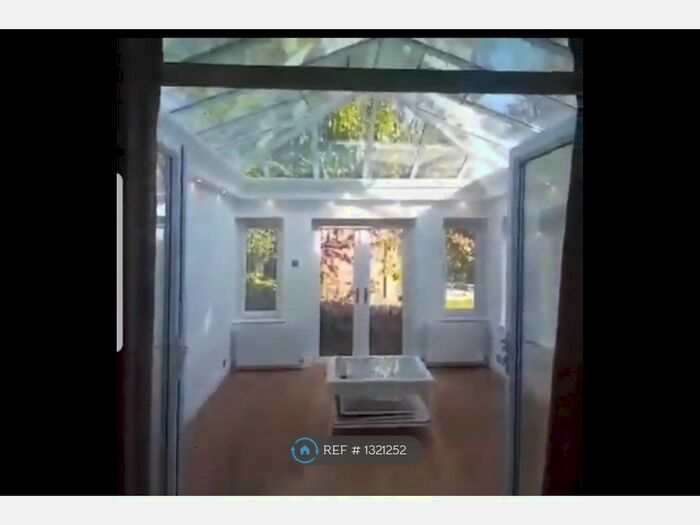 3 Bedroom Semi-Detached House To Rent In Moor Park Villas, Leeds LS6