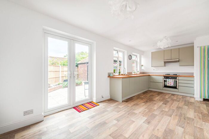 4 Bedroom Houseboat For Sale In Murray Road, Ham, Richmond, TW10