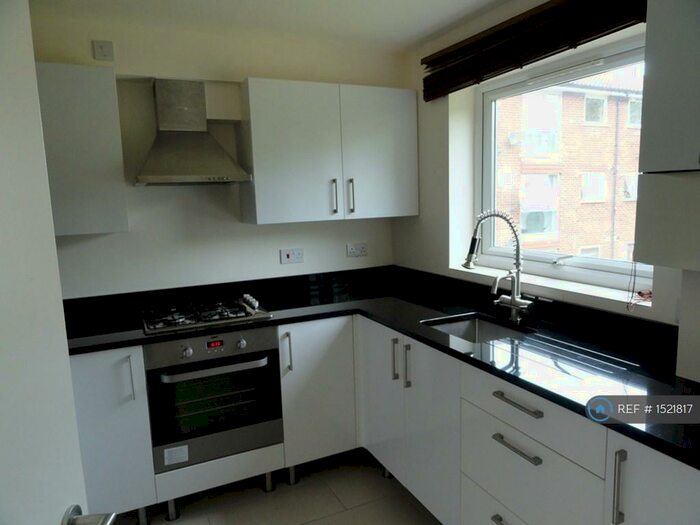 Studio To Rent In Larch Close, London, N11