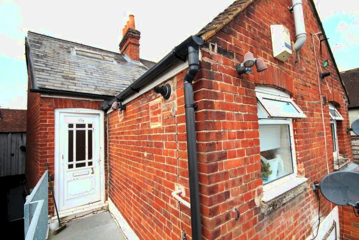 1 Bedroom Flat To Rent In High Street, Chalfont St Peter, SL9