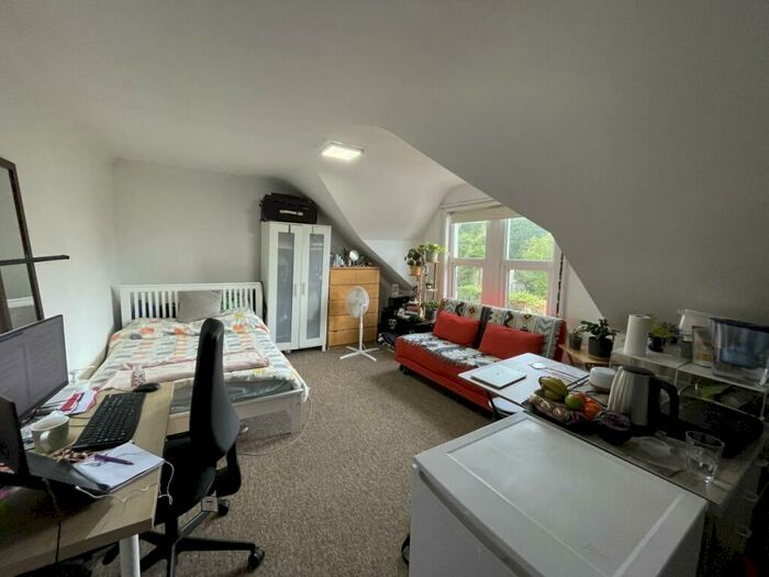 Flat To Rent In Church Lane, Turnpike Lane, N8