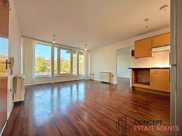 3 Bedroom Flat To Rent In London Road, Mitcham, Surrey, CR4