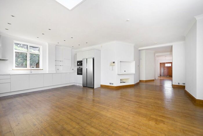 3 Bedroom Flat To Rent In The Vale, Golders Green, NW11