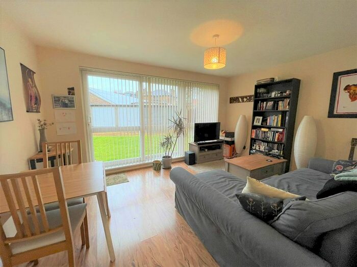 1 Bedroom Flat To Rent In Elizabeth Court, Hampton Road, Teddington, TW11