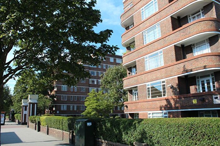 Studio To Rent In Balham High Road, London, SW17