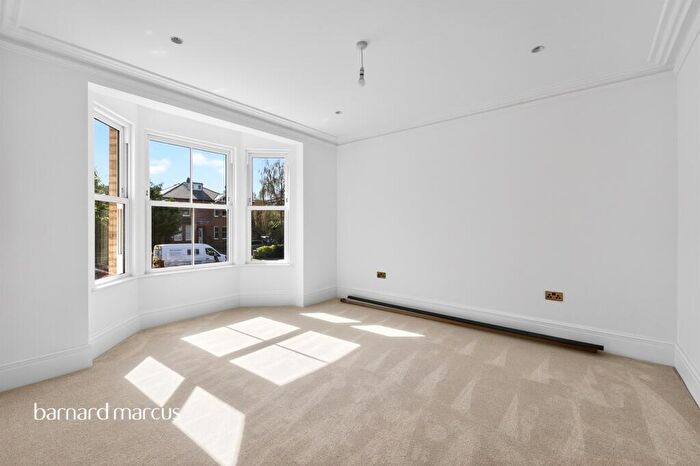 2 Bedroom Apartment For Sale In Station Road, New Barnet, EN5