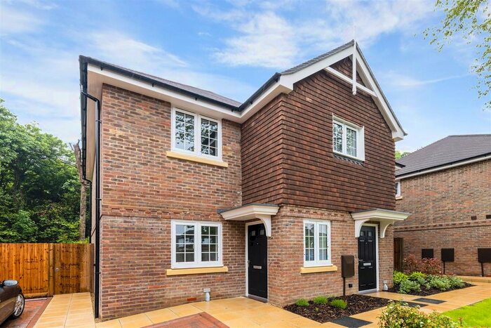 2 Bedroom Maisonette To Rent In Stanton Grove, Tadworth, KT20