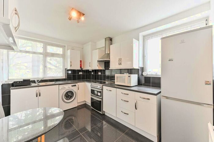 3 Bedroom Flat To Rent In Scrutton Close, Clapham, SW12