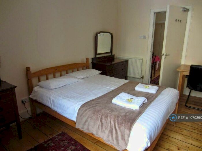 3 Bedroom Flat To Rent In Rose Street, Edinburgh, EH2