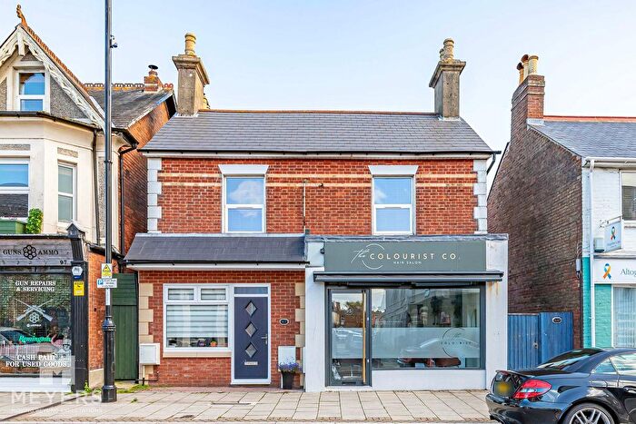 2 Bedroom Flat For Sale In Bargates, Christchurch, BH23