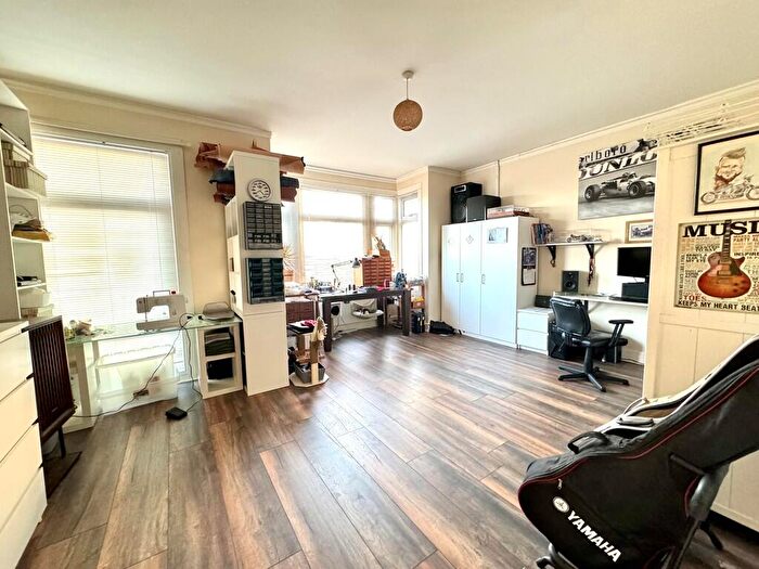 2 Bedroom Apartment For Sale In Woodgrange Drive, Southend-on-Sea, SS1