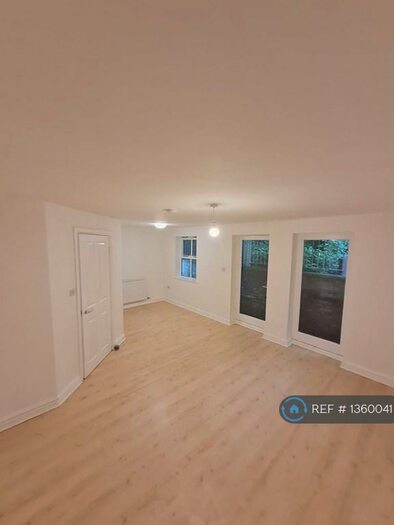 1 Bedroom Flat To Rent In Gee Cross, Hyde, SK14