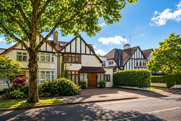 4 Bedroom Semi-Detached House For Sale In Dunstan Road, Golders Green, NW11