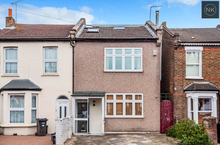 4 Bedroom Semi-Detached House To Rent In Carnarvon Road, South Woodford, E18