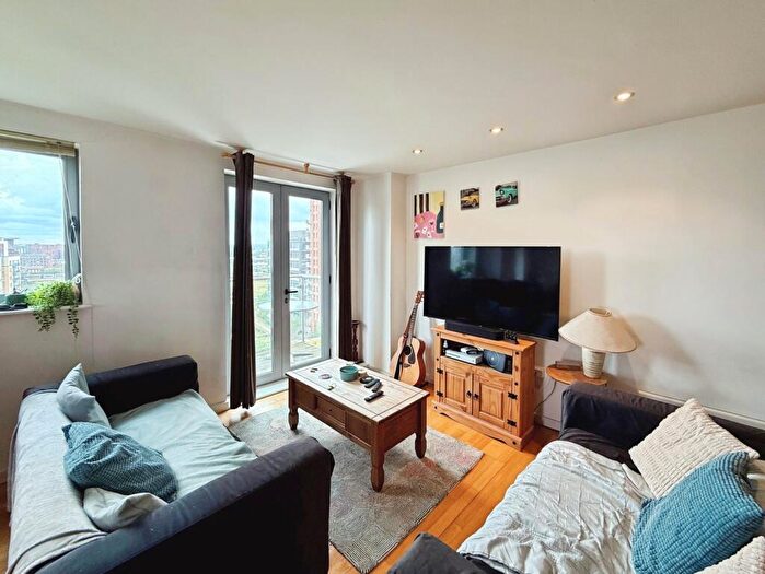 2 Bedroom Flat To Rent In Gotts Road, Leeds, West Yorkshire, Uk, LS12