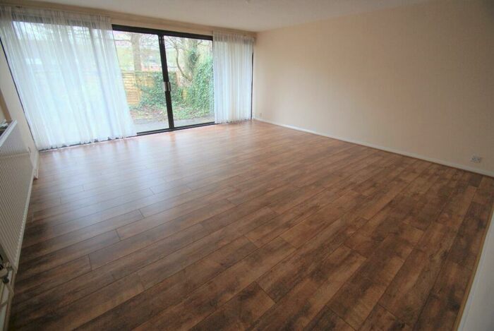 2 Bedroom Flat To Rent In York Court, Kingsway Gardens, Andover, SP10