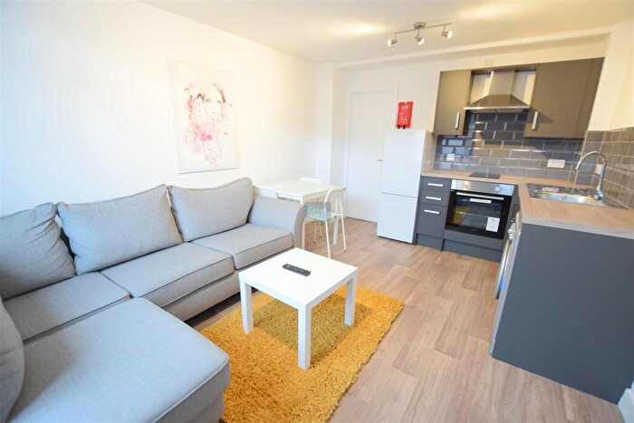 1 Bedroom Flat To Rent In Burton Road - One Bedroom Student Apartment - /, LN1