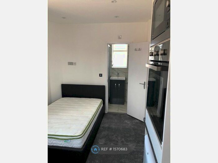 Studio To Rent In Lessness Road, Morden, SM4