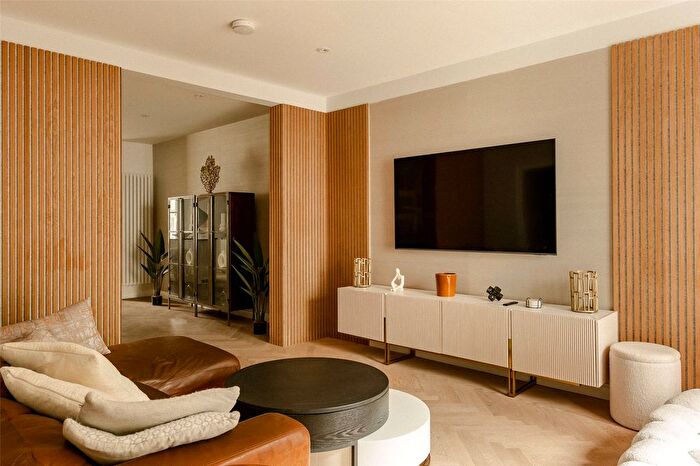 3 Bedroom Flat To Rent In Cornwall Gardens, South Kensington, SW7