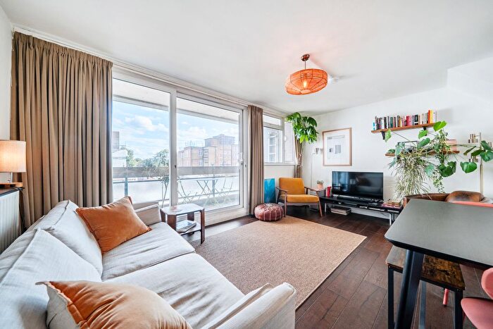 3 Bedroom Maisonette For Sale In Pencraig Way, London, SE15