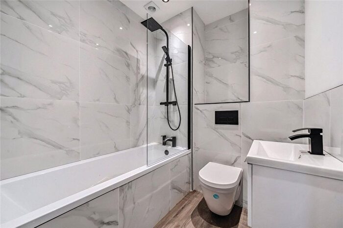 1 Bedroom Flat For Sale In Palmers Mews, Trade Close, Palmers Green, London, N13