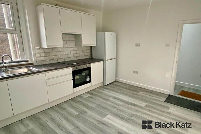3 Bedroom Flat To Rent In Walworth Road, Elephant And Castle, SE17