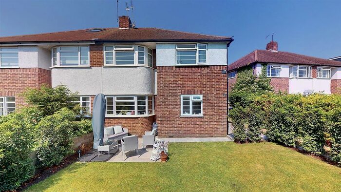 2 Bedroom Flat To Rent In Blackmores Grove, Teddington, TW11