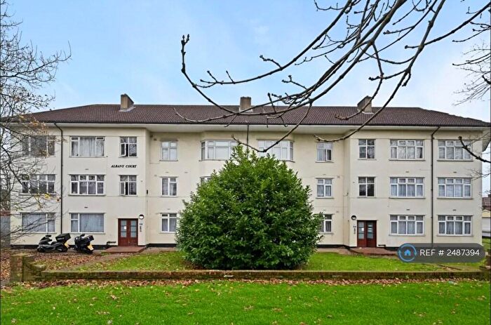 2 Bedroom Flat To Rent In Blundell Road, Edgware, HA8